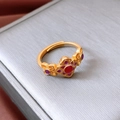 Dettaglio macro dell'anello placcato oro 24K con fiore in smalto viola e farfalla incisa - Aperto Regolabile / Rosso Oro (Placcato Oro)
