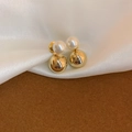 Primer plano detallado de pendientes de perlas bañados en oro sobre seda blanca fina - Chapado en Oro (Pin de Plata 925)