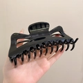 Glossy black 14cm large hair claw clip held by hand for a French minimalist style - Black Large