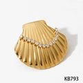 Goldenes Schmuckset in Muschelform mit funkelnden Zirkoniasteinen und strahlenförmiger Textur - Goldener Muschelring (KB793)