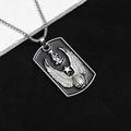 Gros plan d'un pendentif plaque militaire en acier noir avec gravure d'ailes et de globe - Plaque d'identité de Parachutiste