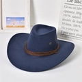 Dettaglio cappello cowboy in feltro blu scuro con corda intrecciata marrone e borchie - Blu Notte