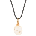 Handgemaakte ketting met wit kristal omwikkeld met gouddraad en zwart koordje - Onregelmatige Draad Omwikkelde Hanger (01) / KC Goud Wit
