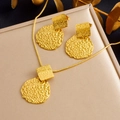 Parure de bijoux dorés avec collier martelé irrégulier et boucles d'oreilles rondes - Ensemble Collier Boucles d'Oreilles Texturé Carré Rond (N2914)