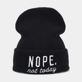 Gros plan de la broderie 'NOPE. not today' blanche sur le revers du bonnet noir - Noir