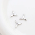 Macro-opname van drie gepolijste zilveren walvisstaartbedeltjes voor DIY-sieraden - 10# Zilveren Walvisstaart