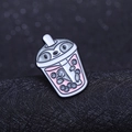 Spilla smaltata bradipo bubble tea con bevanda rosa e accessori a tema animaletto - Tè al latte bradipo