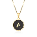 Detail van ronde gouden letter A hanger met zwart emaille op een gouden ketting - Goud Letter-A