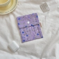 Tragbare geblümte Aufbewahrungstasche in Lila mit Baumwollstoff und Knopfverschluss - Violett Blaue Blumen