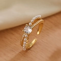Anillo abierto dorado de doble capa con un gran circón y elegantes perlas blancas - Estilo en Capas con Circonita Grande y Perla (13737)