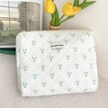 Gros plan d'une trousse de maquillage matelassée aux motifs de cerises douces - Pochette / Cerise Verte