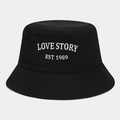 Dettaglio del ricamo LOVE STORY e delle cuciture sul cappello pescatore in cotone nero - Nero / Taglia unica