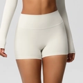 Dettaglio degli shorts da yoga a vita alta senza cuciture color crema elastico - S / Avorio Chiaro