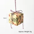 Scatola regalo di Natale da 6cm in carta kraft con motivo a foglie e cordino per appendere - Bacche Rosse Foglie Verdi / 6g