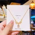 Collier en acier titane doré avec ailes d'ange en zircon et grand pendentif rond - Grande Goutte Aile Or