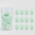 Detailweergave van 12 muntgroene make-upsponsjes met een transparante opbergcontainer - Groen / 12 Stuks Verpakking