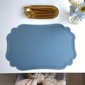 Tovaglietta in pelle PU blu con bordi smerlati, posate dorate e decorazione floreale - Goffrato Irregolare Blu Chiaro
