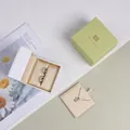 Matchagrüne Schmuckschachtel mit Klappdeckel und Seidenfutter für Ringe oder Ketten - Weiße Kleine Set-Box / Mehrzweckbox