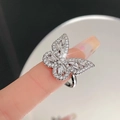 Vista macro di un anello a farfalla in argento con zirconi scintillanti su un dito - Aperto Regolabile / Farfalla Piena di Strass-Anello Elegante (JZ3790)