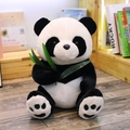 Süßes Pandabär-Plüschtier mit Bambusblättern sitzend auf einem rustikalen Holzboden - Bambusblatt-Panda (Sitzender Stil) / 8cm