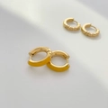Dettaglio di orecchini a cerchio in smalto giallo e orecchini geometrici a spirale - Orecchini a Cerchio in Smalto Giallo