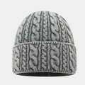 Detalle del tejido de trenzas grueso y el borde doblado ancho del gorro de punto gris - Talla única / Gris