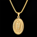 Primer plano del colgante ovalado de Virgen María dorado con cadena box y fondo negro - Dorado