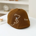 Detail van de baby pet met beer borduursel en zachte bruine katoenen twill stof - 50cm (1-3 jaar) / Bruin