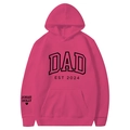 Sweat à capuche rose rouge avec imprimé personnalisé DAD et EST 2024 sur la poitrine - S / Hauts / Rouge Rose