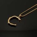 Ciondolo a ferro di cavallo placcato oro 18K con catena intrecciata su fondo nero - Ciondolo lettera C dorata