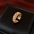 Nahaufnahme des 18k vergoldeten Hohlblumenrings mit Zirkon auf einer schwarzen Box - 18K Vergoldeter Hohlstil / Gold