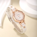 Vue détaillée de la montre à quartz hexagonale en or rose avec bracelet en cuir blanc - Blanc