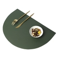 Sottopiatto a semicerchio in pelle PU verde scuro con posate dorate su bianco - Verde