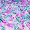 Blaue und lila Kristallsäulen mit Doppelspitze im hexagonalen Schliff für DIY - Verlauf Rot Grün