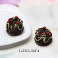 Dettaglio macro di una torta al cioccolato in miniatura in resina 1,2x1,5cm per bambole - Fragola a Cuore Marrone