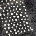 Stickers à ongles 5D fleurs de cerisier blanches KX037 sur fond en peluche grise - Style Sakura Blanc (KX037)