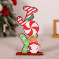 Detailansicht der JOY Holzbuchstaben mit Streifen, Schneeflocken und einem Weihnachtszwerg - Weihnachtsgnom JOY Deko