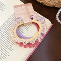 Détail de trois chouchous avec bordure en dentelle en violet, beige et rose sur carte - Blanc-Rose-Violet (Lot de 3)