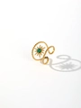 Detail eines 18k vergoldeten Edelstahlrings mit Malachitstein und Sonnenstrahl-Motiv - Sonne Sternenschliff Perlenstil / Gold