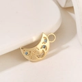 Dettaglio di un ciondolo a mezzaluna dorato con incisione LOVE e cristalli blu - Stile Mezzaluna Incisa / Oro-Mezzaluna LOVE