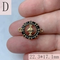 Détail macro du connecteur Vierge Marie doré avec zircons noirs, taille 22,3x17,1 mm - D-Zircone Noire Phare