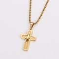 Close-up van gouden roestvrijstalen kruishanger met dubbellaags ontwerp aan een boxketting - Met ketting / Goud