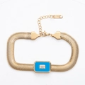 Detail van de gouden roestvrijstalen slangenketting armband met blauw emaille - Armband / Donkerblauw