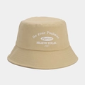 Dettaglio cappello alla pescatora kaki in cotone con stampa vintage Be your Psalmist bianca - Cachi