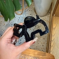 Vue détaillée de la pince à cheveux noire en acétate avec texte Barrette La France doré - Noir-Chien Or