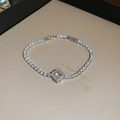 Dettaglio di un bracciale tennis in argento con trifoglio e zirconi su sfondo beige - 5# Argento Bianco Quadrifoglio Stile
