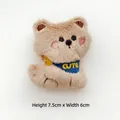 Gros plan sur une broche ours en peluche marron avec écharpe bleue et broderie CUTE - Style DIY (Ouverture au dos) / Ours brun