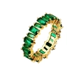 Gros plan détaillé d'une bague dorée 18 carats avec des pierres de zircone vert émeraude - Plaqué Or 18K Zircon Vert-R054