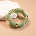 Détail d'un bracelet en résine vert style bambou avec intercalaires dorés sur pierre - Texture Marbre Vert (HB4173)