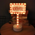 Luce notturna LED Polo Nord con asta a strisce bianche e rosse su base circolare - Cartello stradale NORTH POLE / Alimentato a batteria